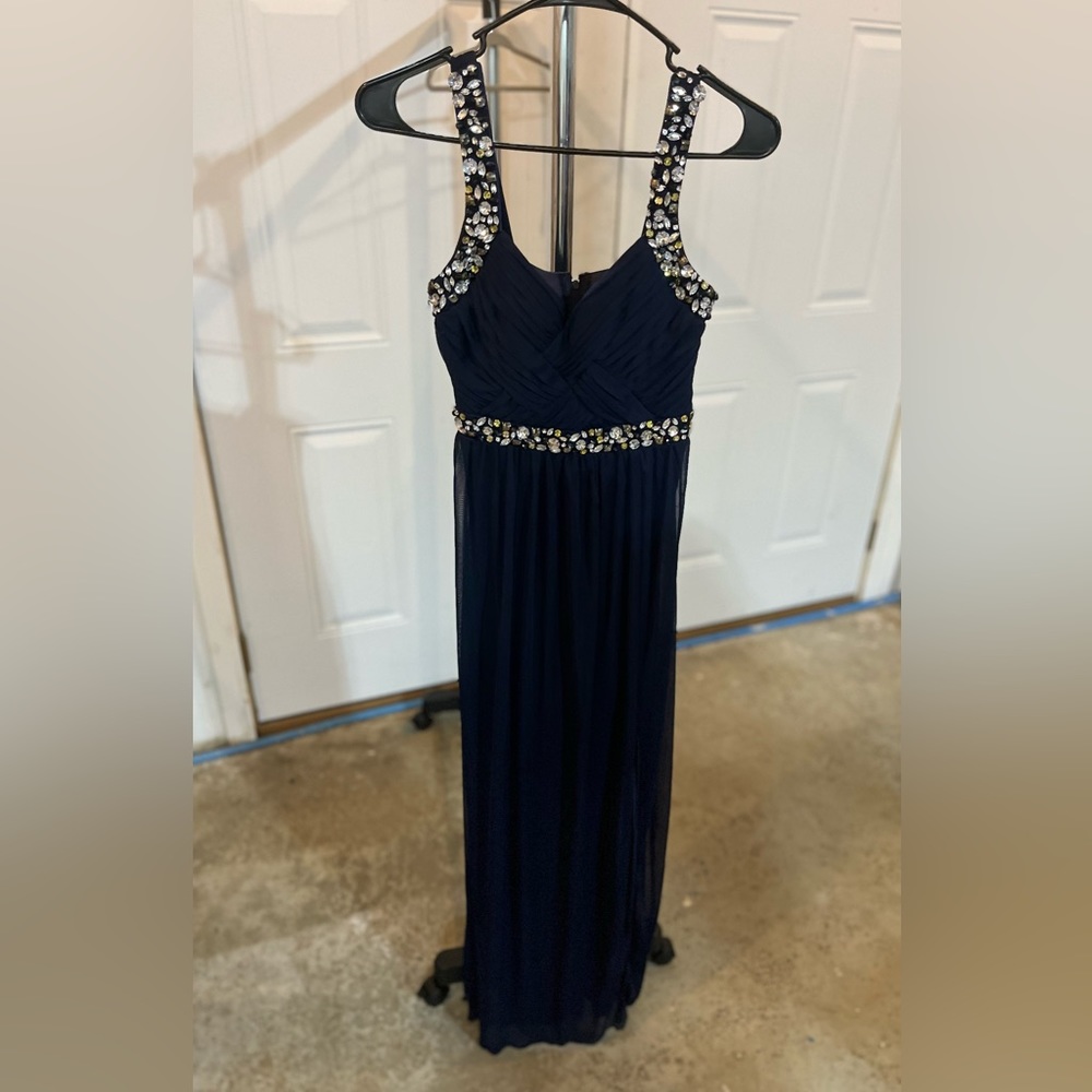Stunning evening/formal dress, extremely soft and true to size.